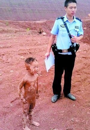 熊孩子赤裸抹泥玩隐身 网友调侃:特种兵的料