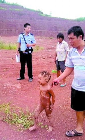 熊孩子赤裸抹泥玩隐身 网友调侃:特种兵的料