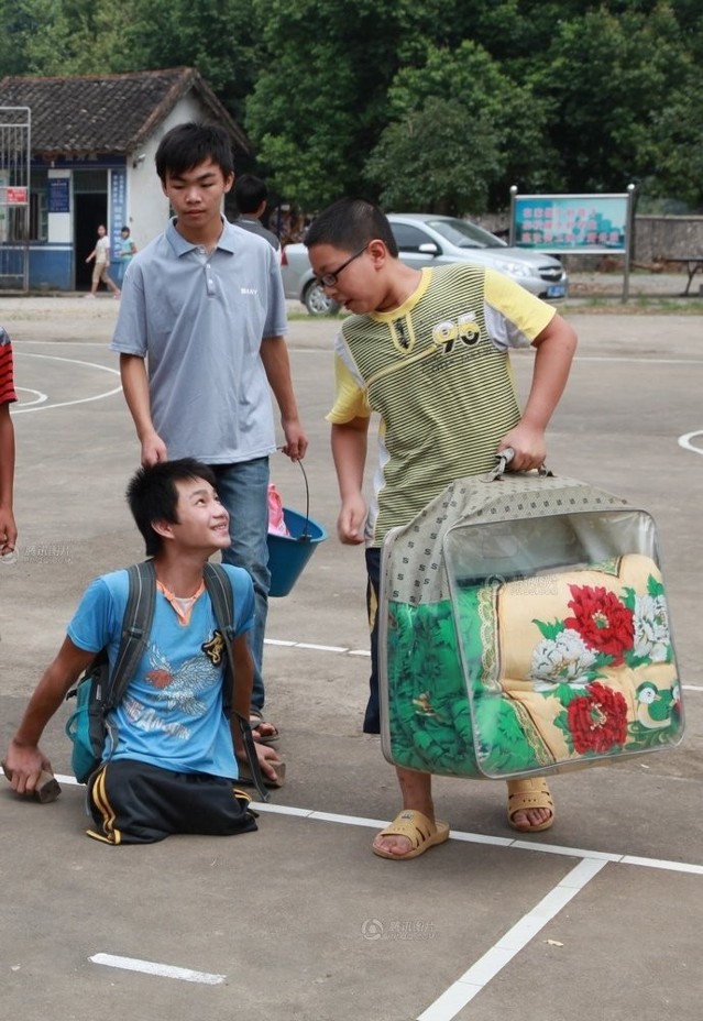 图片故事:无腿少年"走"进新学校