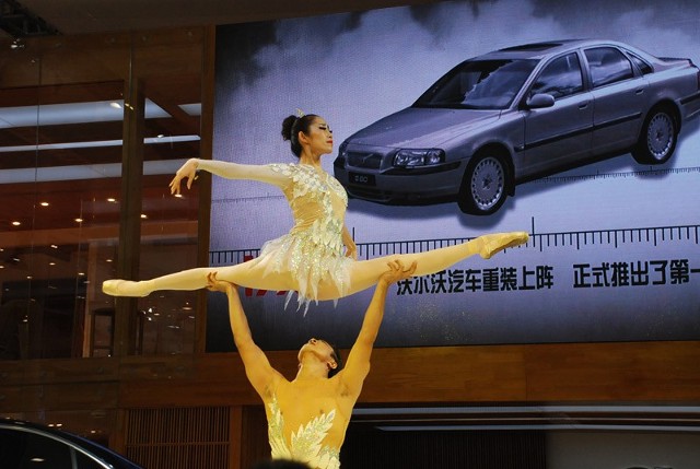 成都车展:沃尔沃展台双人芭蕾舞表演(组图)