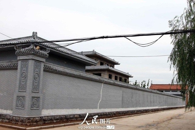 山西煤老板在镇政府后建豪宅 围墙长达近百米(图)