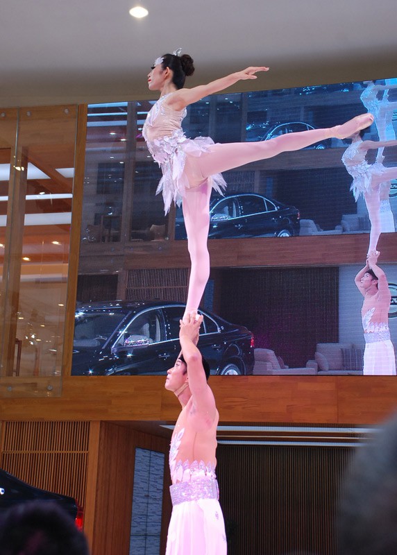 成都车展:沃尔沃展台双人芭蕾舞表演(组图)