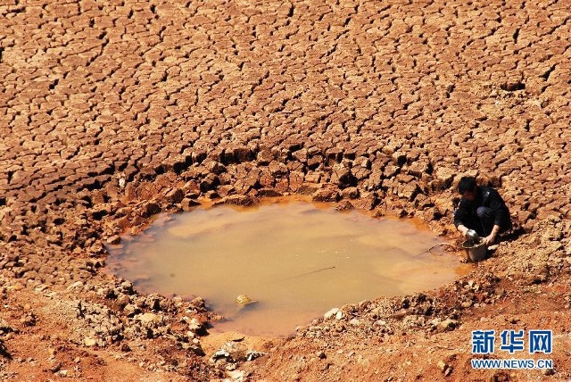 5月20日,一名男子在贵州省威宁县海拉乡一座因干旱几近干涸的水库里取