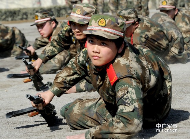 3月6日,河北邊防總隊新訓團女兵班戰士在進行擒敵拳訓練.