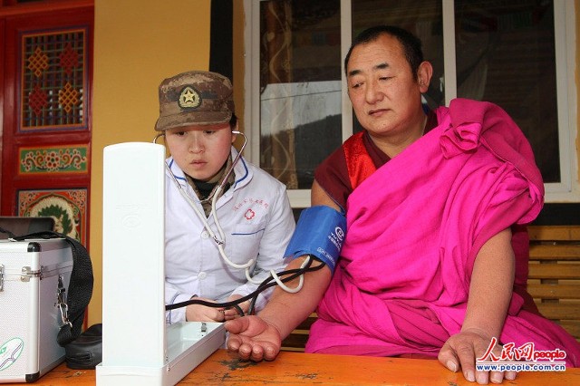 何长贞摄 医疗队为宗周加措活佛送来了米面油和慰问金.何长贞