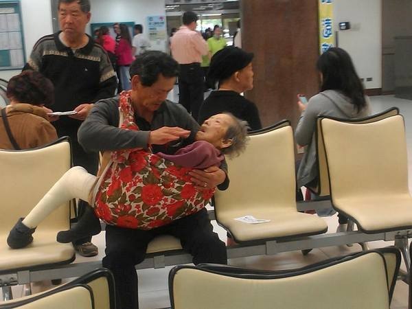 台湾台南市调查站退休专员丁祖伋抱母求医图片来源:资料图