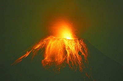 厄瓜多尔通古拉瓦火山喷发(图)