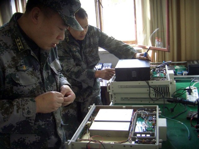 某通信装备技术大队巡修新疆边防部队通信装备(图)