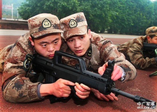 结合自身总结的射击经验,认真给新战士讲解步枪瞄准的动作要领时的