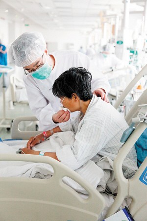 天津医大总医院综合icu护士张向磊在为术后患者排痰.