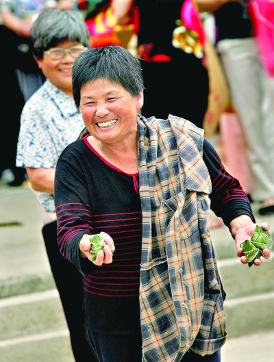 6月3日,汉南区纱帽街江下村村民参加快乐的"抢粽子"端午节民俗游戏.