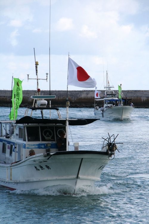 日本赴钓鱼岛慰灵船队返回 船只均系民间渔船(组图)