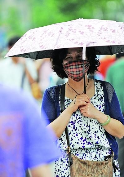 街头高温有人"捂"有人"露"(图)