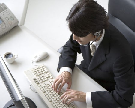 上班族埋头工作警惕"低头综合症"(组图)