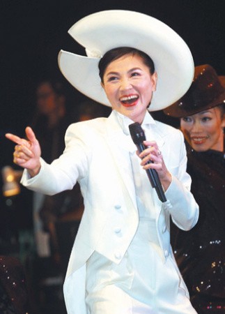 凤飞飞不舍歌迷哭拒被追悼 传有40首遗作未发表(组图)