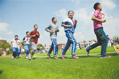 9月2日,兴庆区大新镇塔桥小学六年级一班的同学在新操场上体育课.
