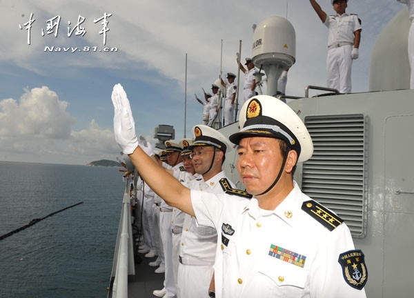 海军司令员吴胜利和海军政委刘晓江到码头送行