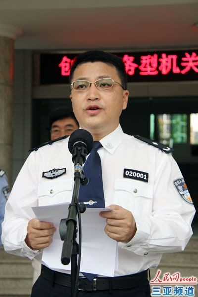 三亚市副市长,公安局局长江伟宣布巡游活动开始
