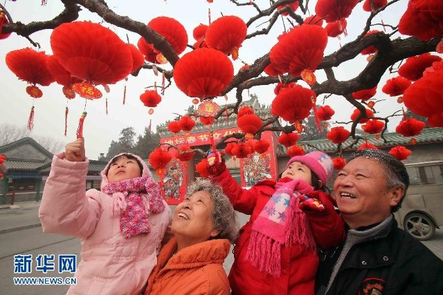 随着龙年春节临近,各地营造红红火火的节日气氛,喜气洋洋迎新年.