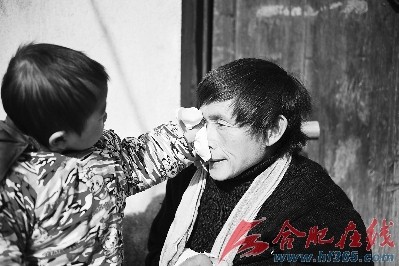 爸爸,不哭,我来帮你擦眼泪