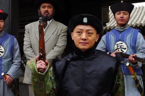 俞瞳戏中玩双枪险走火 小贝勒当车夫图个自在