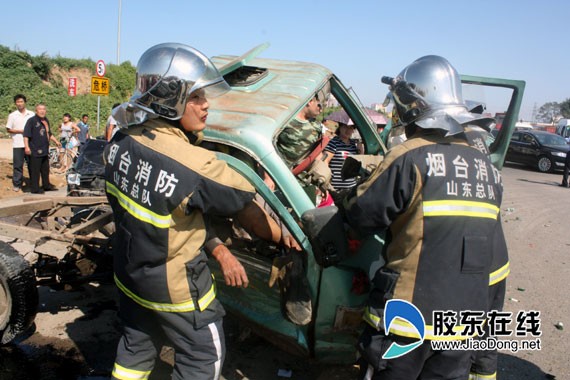 莱山区轸大路轿车与三轮车相撞