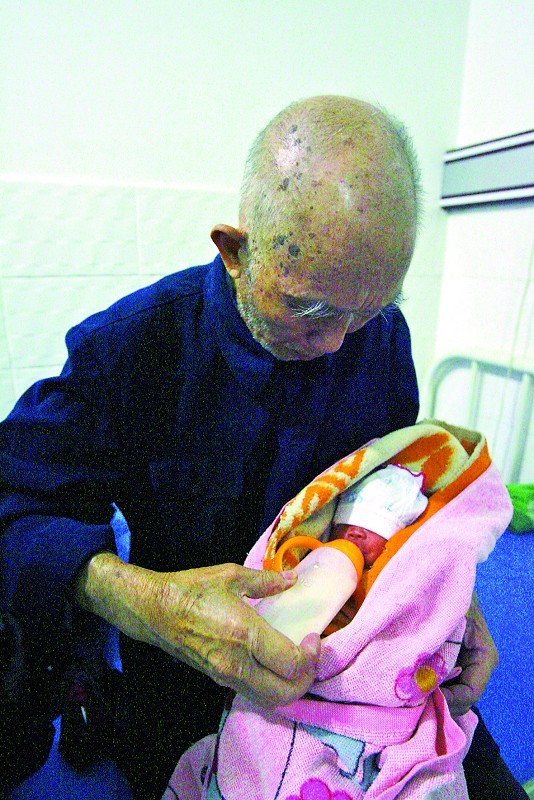 75岁老人与42岁女子喜得千金众人称奇(组图)