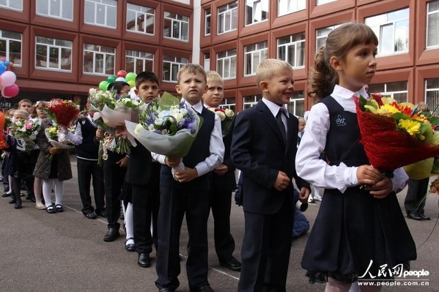 实拍俄罗斯中小学开学典礼(组图)