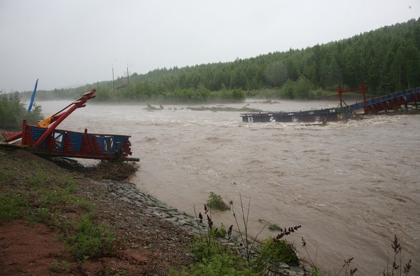 被洪水冲断的木桥 6月8日至10日,内蒙古大兴安岭克一河地区遭遇了强