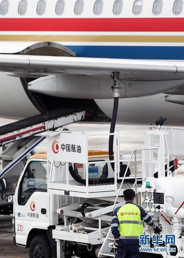 9月4日,工作人员在南京禄口国际机场停机坪上为一架飞机加油.