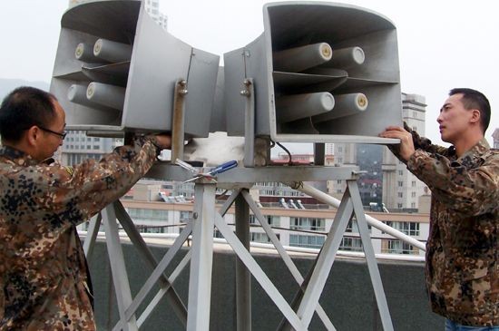 5日试鸣的防空警报信号就是由无数个这样设置在楼顶的电声警报器发送