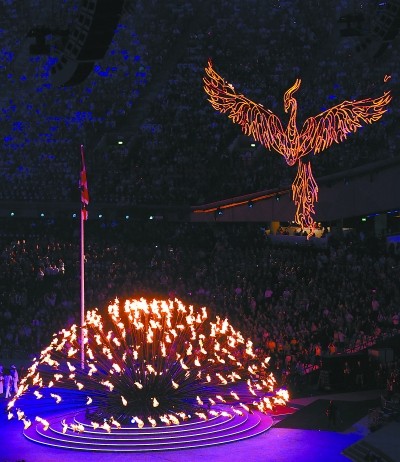 图为奥运圣火在闭幕式上如花瓣展开,一只火凤凰飞出