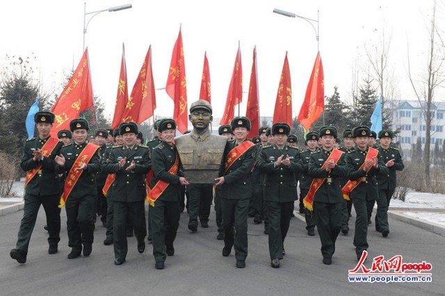 免费下载应用带领全班取得一个又一个荣誉 立功受奖,都要在老班长塑像