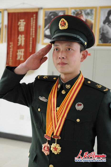 第24任雷锋班班长黄帮维荣立一等功(组图)