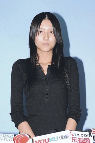 陈浩民修心养性戒酒戒消遣 全家横店度情人节(组图)