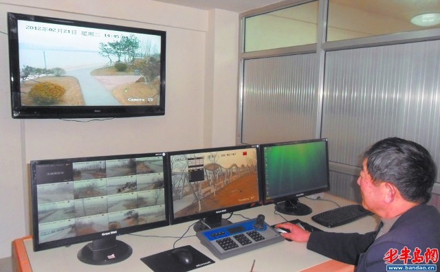 工作人员正在对公园实施24小时监控.