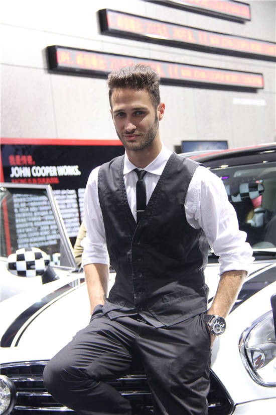 无男模不车展 成都车展养眼男模赚足人气