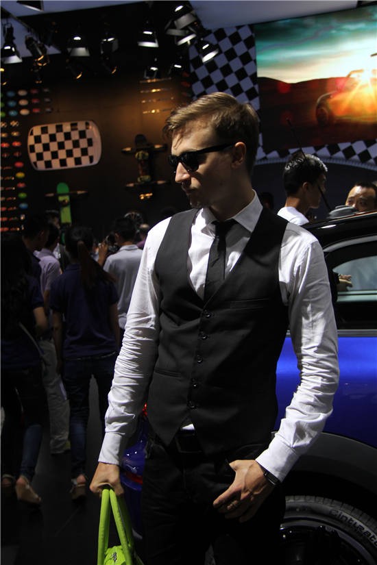 无男模不车展 成都车展养眼男模赚足人气