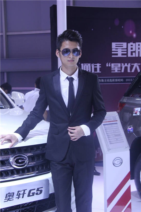 无男模不车展 成都车展养眼男模赚足人气