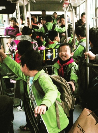 孩子乘公交,经常打闹存在安全隐患资料图