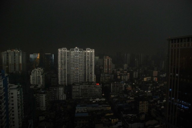当日中午,广州突降大暴雨,天空一片漆黑,白昼如黑夜.