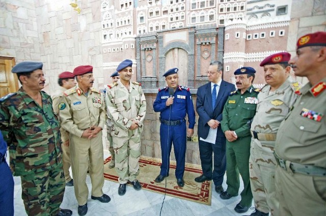 司令默罕默德·萨利赫·艾哈迈尔(前左三)与联合国也门问题特使贾迈勒