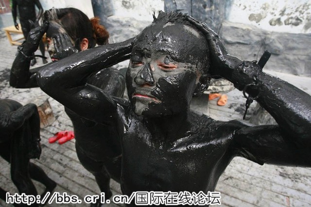 克什米尔地区,一名男孩在接受水蛭疗法.