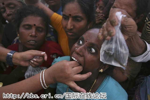 克什米尔地区,一名男孩在接受水蛭疗法.