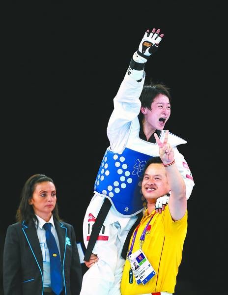 8月8日,中国选手吴静钰右二与教练庆祝胜利.新华社记者 王丽莉摄