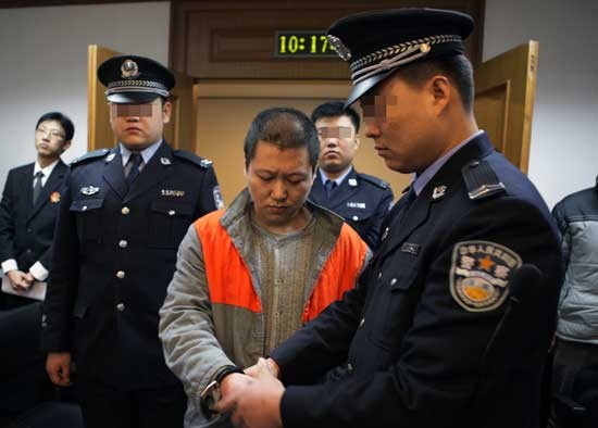 辛立春戴上手铐 李佳/摄