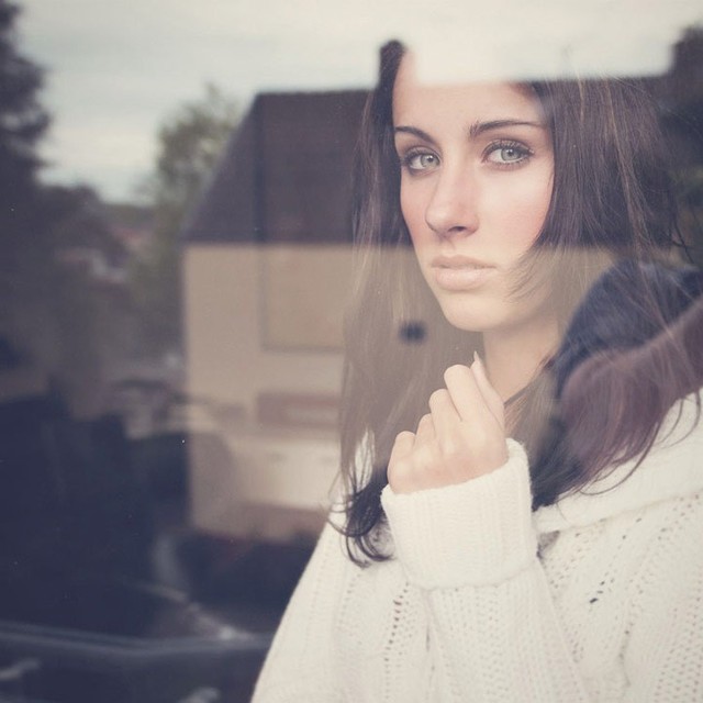 玻璃后的女人(组图)