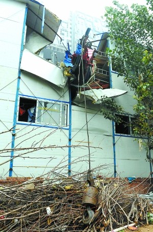 吊车"摔倒"铁臂砸烂工棚(图)