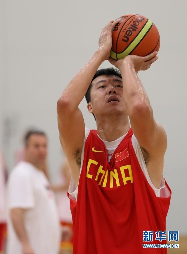 7月24日,中国队球员王治郅在训练中.