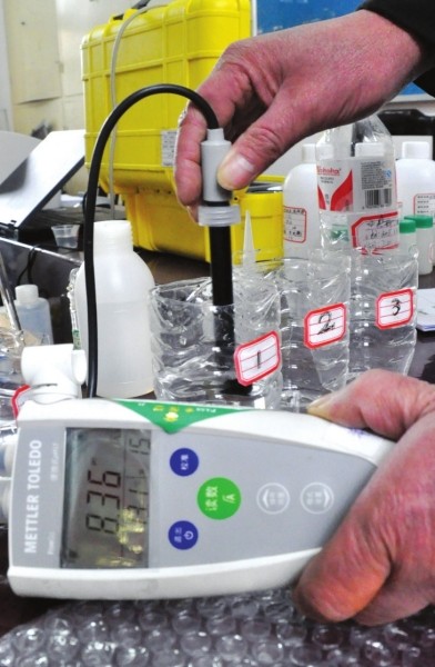 工作人员在对污染水体进行实时检测 新华社照片